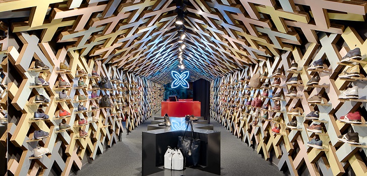 Interior de una tienda Munich Munich se suma al ‘boom’ del pádel con una línea específica de calzado